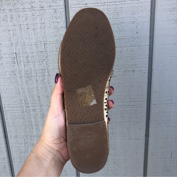 Patricia Nash Francesca Perforated Metallic Gold Tassel Detail Loafer 7.5 - Picture 7 of 8